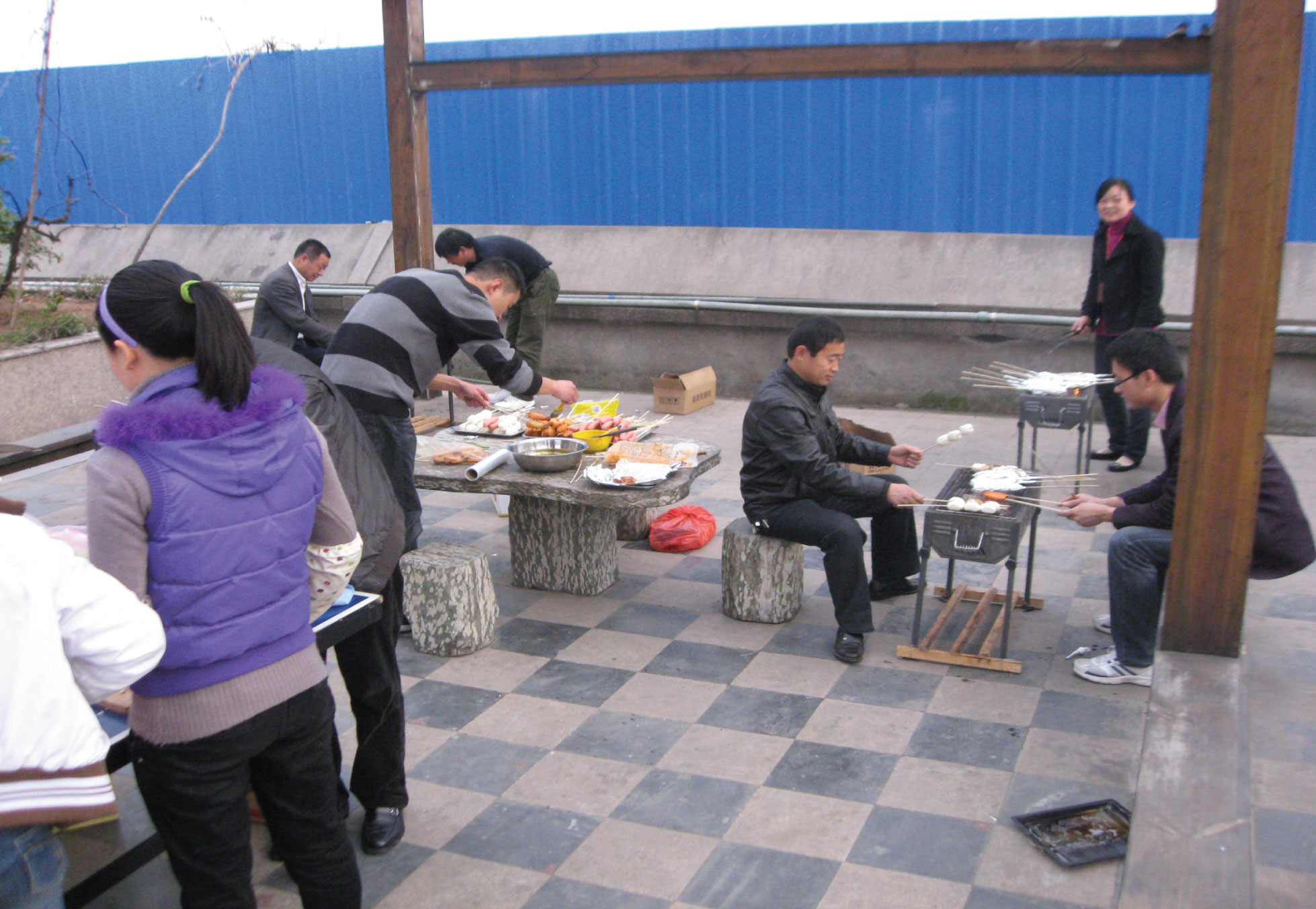 聚會(huì)開(kāi)始前，行政樓各位領(lǐng)導(dǎo)做精心的準(zhǔn)備